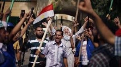 ميدان رابعة : مؤيدو مرسي يقيمون الحد على شخص و يبترون اصبعه