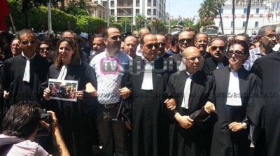 شارع الحبيب بورقيبة: الآلاف في مسيرة حاشدة للمطالبة بإسقاط النظام 