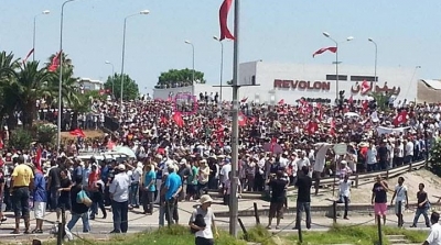 وصول موكب جنازة الشهيد محمد البراهمي لمقبرة الجلاز