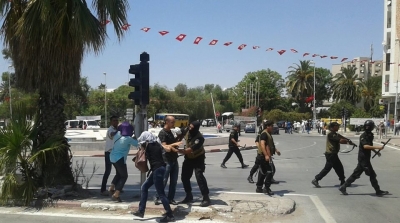 الأمن يفرق المواطنين بالعصي والغاز المسيل للدموع أمام التأسيسي 