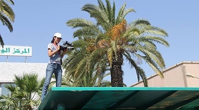 سقوط صحفية من فوق محطة حافلات اثناء تغطيتها لجنازة البراهمي