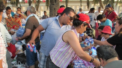 مواطنون يقدمون وجبات افطار للمعتصمين امام التأسيسي