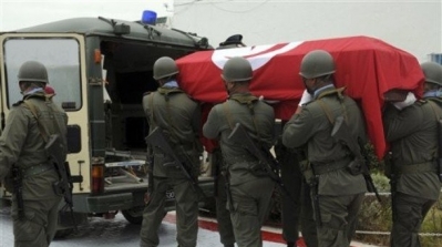 نقل جثامين الجنود الى الثكنة العسكرية بالقصرين 