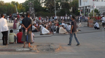 معتصمي الرحيل يؤدون صلاة العيد بساحة باردو 