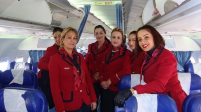 احتفالا بعيد المرأة : طاقم نسائي يقود رحلة الخطوط التونسية الى باريس