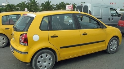 وقفة احتجاجية لأصحاب سيارات التاكسي ضد الاعتصامات بساحة باردو