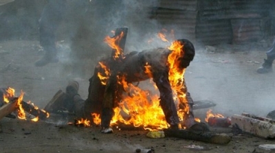  مواجهات مع الامن في باب الجزيرة بعد اقدام شاب على اضرام النار في جسده