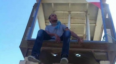 قفصة: شاب يهدد بالانتحار في وسط المدينة بسبب قرار غلق مقهى على ملكه