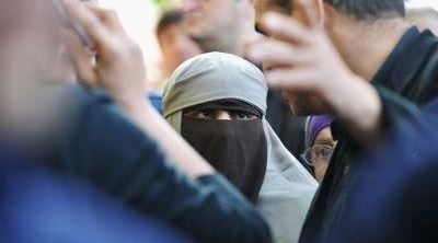 القبض على شاب حاول نزع نقاب امرأة في قصرهلال