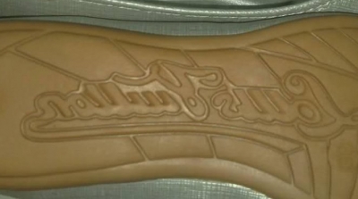 القيروان : شرطة البلدية تحجز 32 زوج من الاحذية كتب اسفلها اسم الله و الرسول 