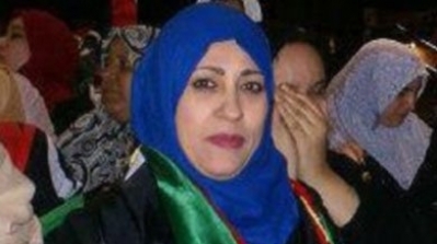 نائبة ليبية تتجول بقنبلة يدوية في حقيبتها لحماية نفسها   	