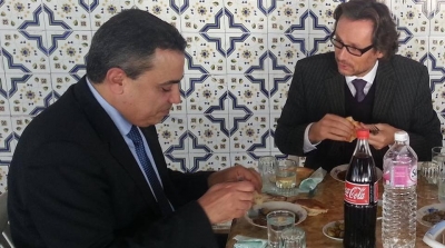 صورة اليوم : ''طابونة'' و ''مشوي'' دبلوماسي على طاولة السفير الالماني بتونس و وزير الصناعة