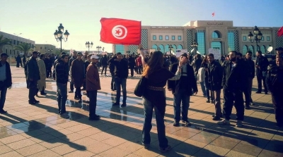  صورة اليوم : امرأة ترفع العلم التونسي في وجه السلفيين بساحة القصبة