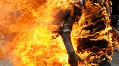 صباح اليوم : شاب يضرم في جسده النار أمام بلدية المروج 