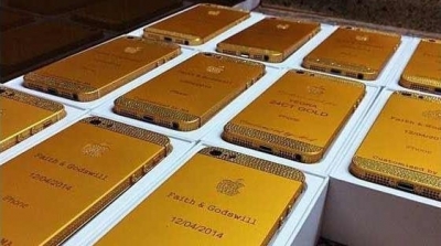 بالصور : الرئيس النيجري يوزع هواتف ''ايفون'' من الذهب على الحاضرين في حفل زفاف ابنته