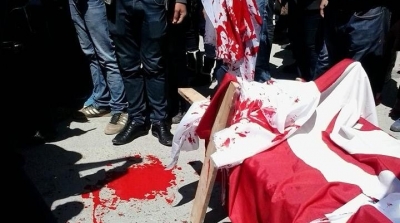 رفع الأكفان في مسيرة عائلات شهداء و جرحى الثورة