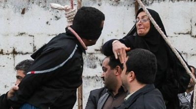 بالصور : سيدة ايرانية تعفو عن قاتل ابنها قبل اعدامه بلحظات 