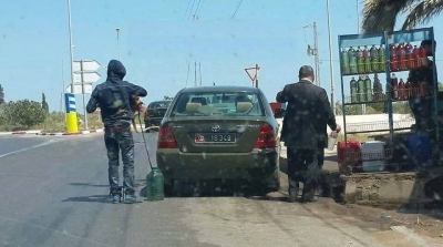 موظف بوزارة الدفاع يزود سيارته الادارية بالبنزين المهرب