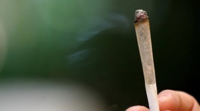 ايقاف موظف متمتع بالعفو التشريعي بتهمة استهلاك ''الزطلة'' في مكتبه  بإحدى وزارت السيادة 