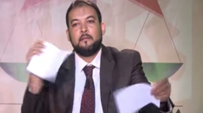 بالفيديو : مقدم في قناة الزيتونة يمزق قرار ''الهايكا'' على الهواء و يلقيه في سلة الفضلات 