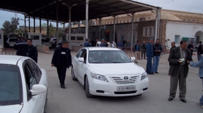 معبر راس الجدير: احتجاجات على فرض ضريبة تقدر بـ30 جنيها على كل سيارة تونسية تدخل ليبيا