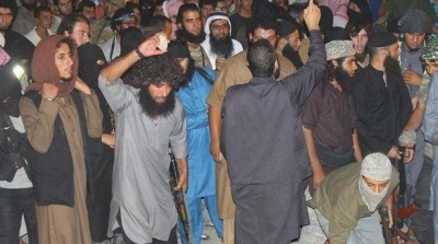 بحضور والدها : ''داعش'' يرجم امرأة في ريف حماة بتهمة الزنا