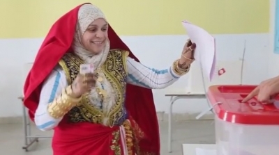 عروس تدلي بصوتها في احد مراكز الاقتراع بسوسة