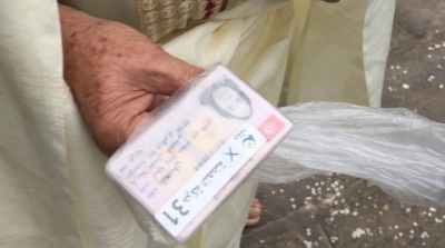 بالفيديو : ملصقة تتضمن رقم قائمة حركة النهضة على بطاقة تعريف امرأة مسنة  في احد مراكز الاقتراع