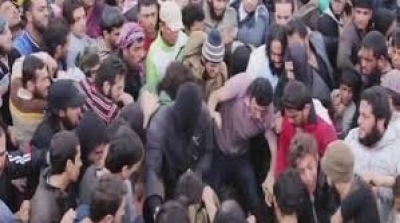 سوريا: "داعش" يعدم 3 ضباط ركلا بالأقدام ويسحلهم بشوارع الرقة