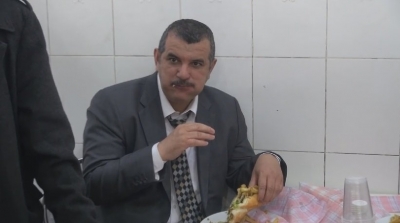 الهاشمي الحامدي يروج لحملته الانتخابية بتناول ''كسكروت'' في حي التضامن 