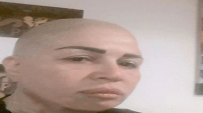 إلهام شاهين تحلق شعرها بالكامل 