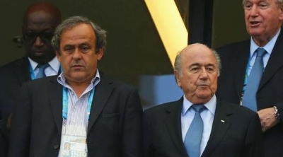 الفيفا : بلاتيني يطالب بلاتر بالاستقالة