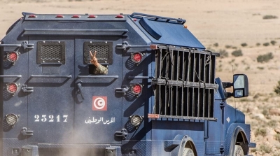 صورة اليوم : عون في الوحدة المختصة للحرس الوطني يرفع علامة النصر