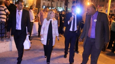 صورة للحارس الشخصي لسلمى اللومي وهو يحمل حقيبتها اليدوية تثير الجدل