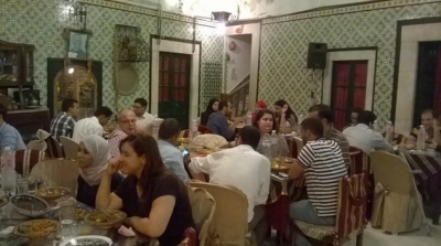 مأدبة افطار بين شباب من حركة النهضة و نداء تونس و احزاب اخرى 