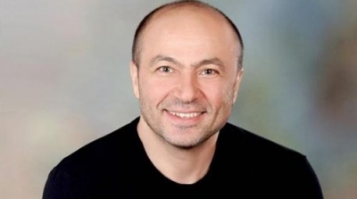 ممثل سوري لاجئ في امريكا يعمل سائق تاكسي 