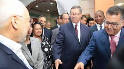 صورة : الصيد و الفهري يتسابقان على مصافحة الغنوشي