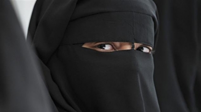 وزارة التربية تقرر ايقاف معلمة و قيمة لرفضهما نزع النقاب اثناء العمل 