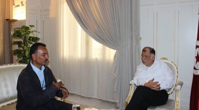 ناجي جلول يستقبل المعلم الذي شيد مسرحا في مدرسته 