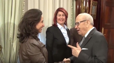 الباجي قايد السبسي لألفة يوسف : ''اعطيني بوسة''