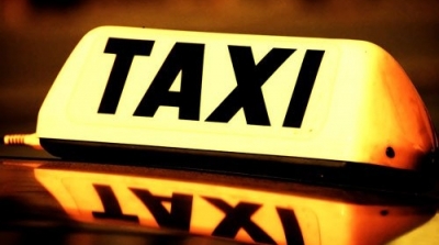 وزارة النقل تضع رقما اخضر لتسجيل تجاوزات سيارات الاجرة بالمطارات 