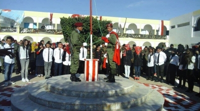 جنود يشاركون تلاميذ المعهد الثانوي ببن قردان تحية العلم 