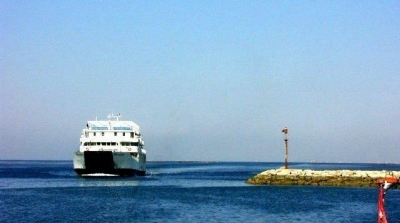 قرقنة: القاء سيارة امنية في البحر و حرق سيارتين إداريتين 