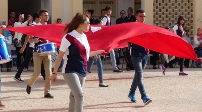 تلاميذ المعهد النموذجي بقفصة يتخلون عن دخلة الباك ''سبور'' و يكرمون استاذتهم 