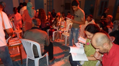  توزيع مجموعة من الكتب على الجمهور الحاضر في ليالي الصالحية   