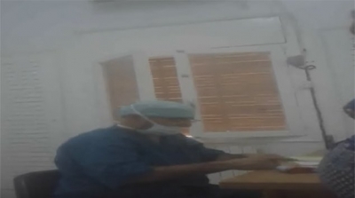 بالفيديو : طبيب في مستشفى قفصة يتلقى رشوة بـ200 دينار مقابل اجراءا عملية ولادة قيصرية 