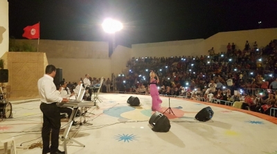 مهرجان نفطة: في مسرح سعته ألفي متفرج منال عمارة  تغني أمام 3000 متفرج 