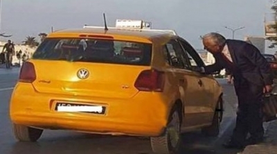 وزير الوظيفة العمومية يغادر القصبة على متن "تاكسي'' بعد تسليمه المهام للوزير الجديد 