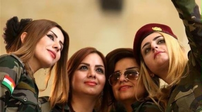 لهذا تضع الكرديات احمر الشفاه قبل مواجهتهن تنظيم داعش..