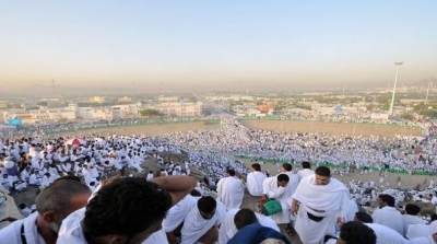 الحجاج يتوافدون على صعيد عرفة لأداء ركن الحج الأعظم